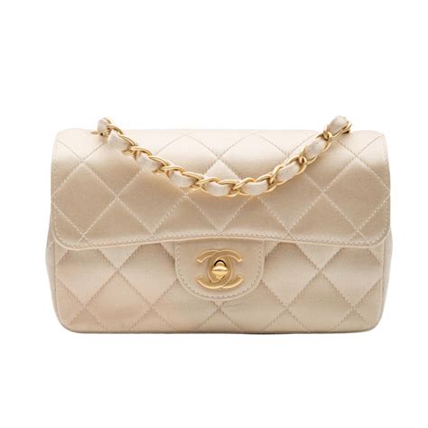 chanel vintage 2005 mini flap with 8 stitches per diamond